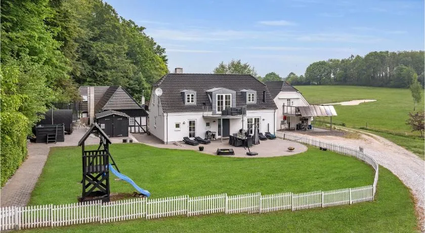 Four-Bedroom Holiday Home In Juelsminde - Image 1