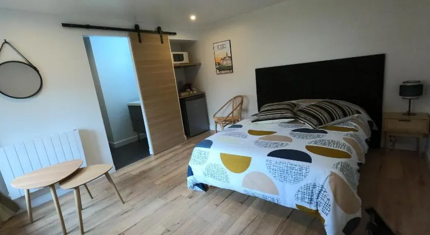 Chambre indépendante rénovée, à 2 pas de la plage - Image 1