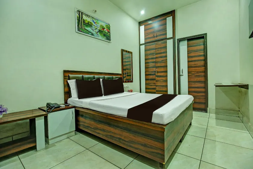 Oyo 89815 Hotel Royal Galaxy - Image 1