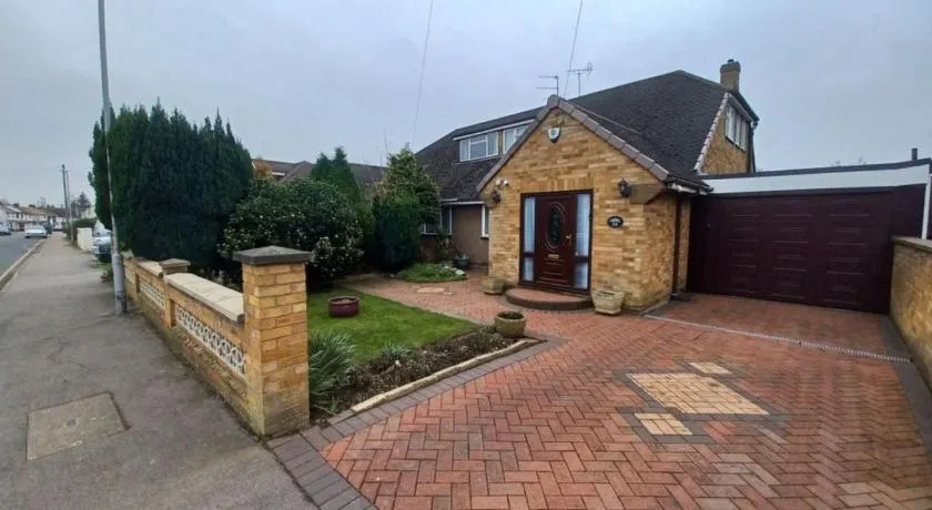 Spacious Two King Bedroom Stay Near M1 Walk to Leagrave Station Direct Trains to London - Image 1