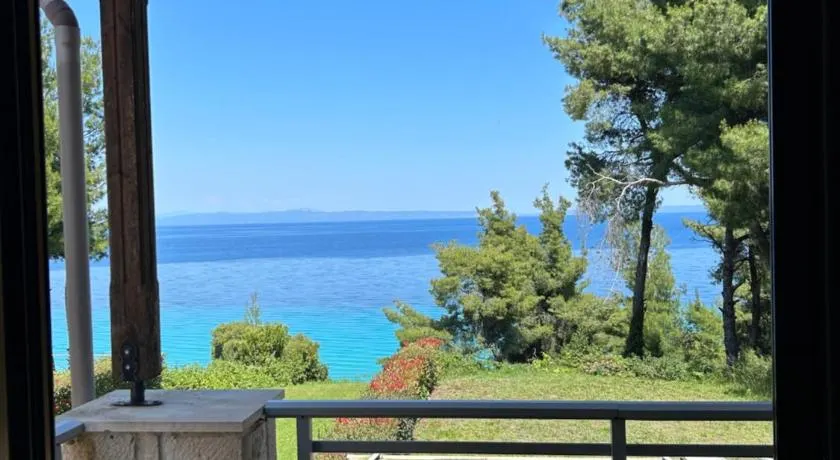 Cute house by the sea - Image 1