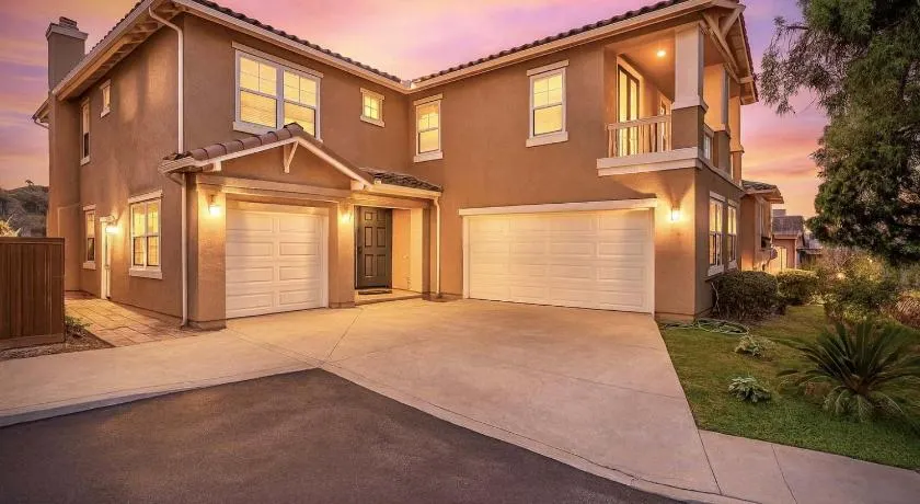 Allura Del Mar Heights Pet-Friendly 5BR Retreat - Image 1