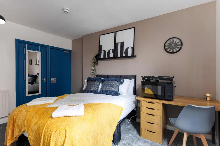 City Centre Studio 4 with Kitchenette, Free Wifi and Smart TV by Yoko Property - Image 1