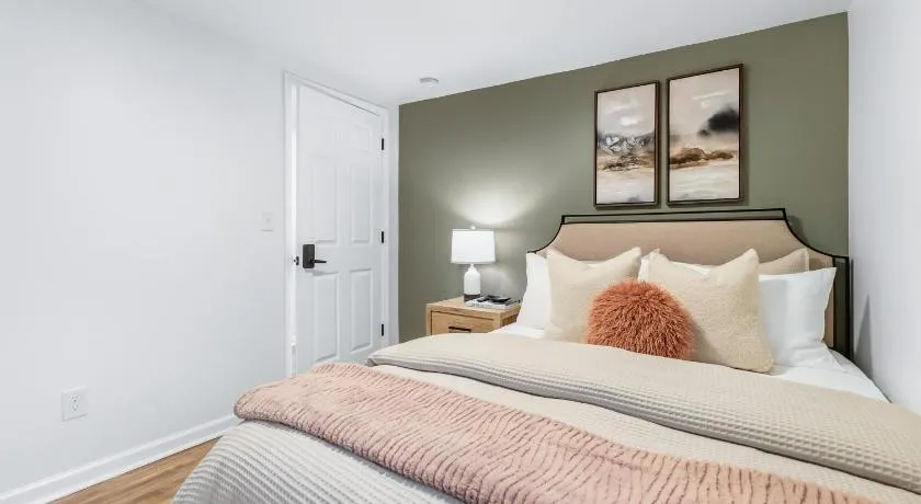 Queen Room Near CaroMont Work Stay Ready Shared Bath - Image 1