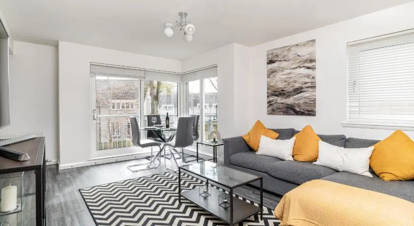 Executive Apartment, Free Parking, West End - Image 1