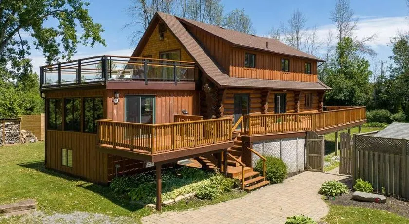 Unique Log House by the Lake, Retreat with Spa Amenities near Presque'ile Provincial Park - Image 1