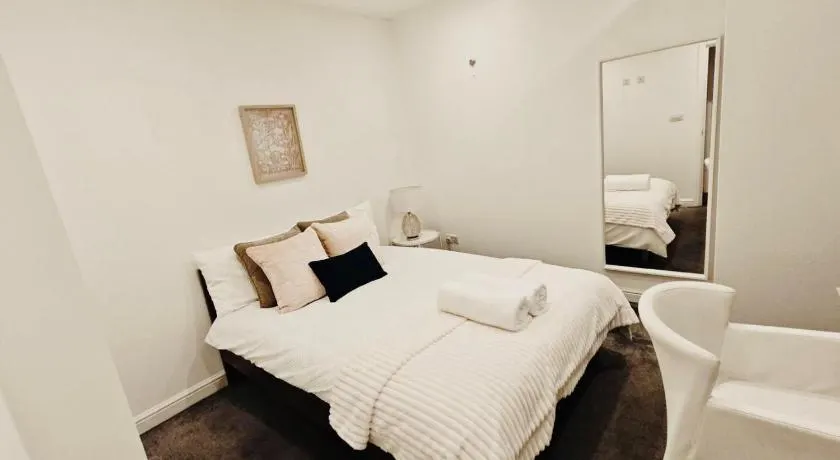 2 bedroom flat in Putney by the River - Image 1