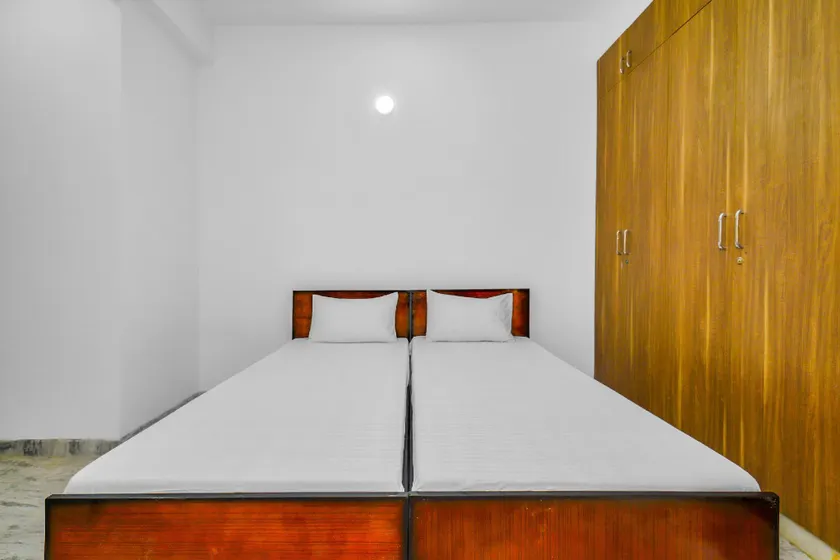 OYO 74583 Red Velvet Inn - Image 1