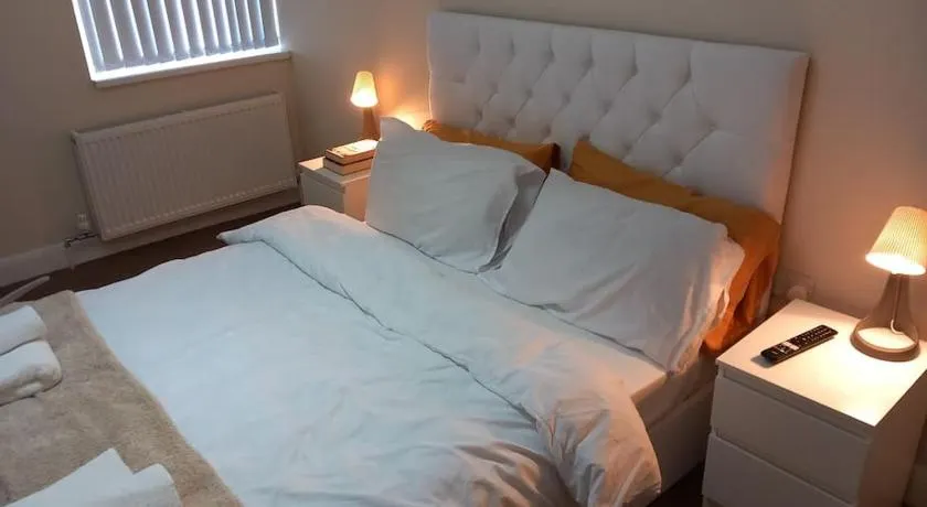 Beautiful and Cosy 3 beds home for 6 guests near Doncaster Racecourse - Image 1