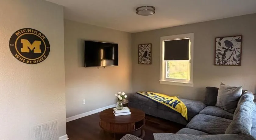 Modern Luxury Guest House Near Ann Arbor & UMICH - Image 1