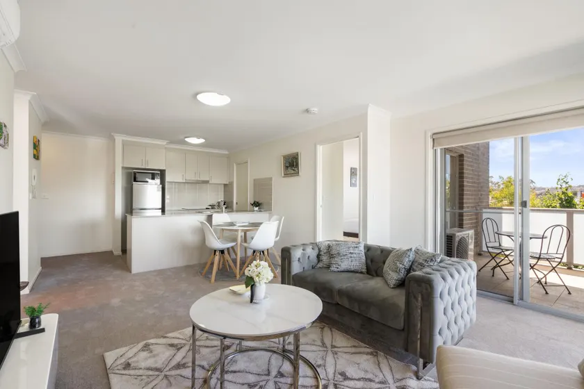 Relaxed 2BR, 2BTH Apartment with Balcony & Parking - Image 1