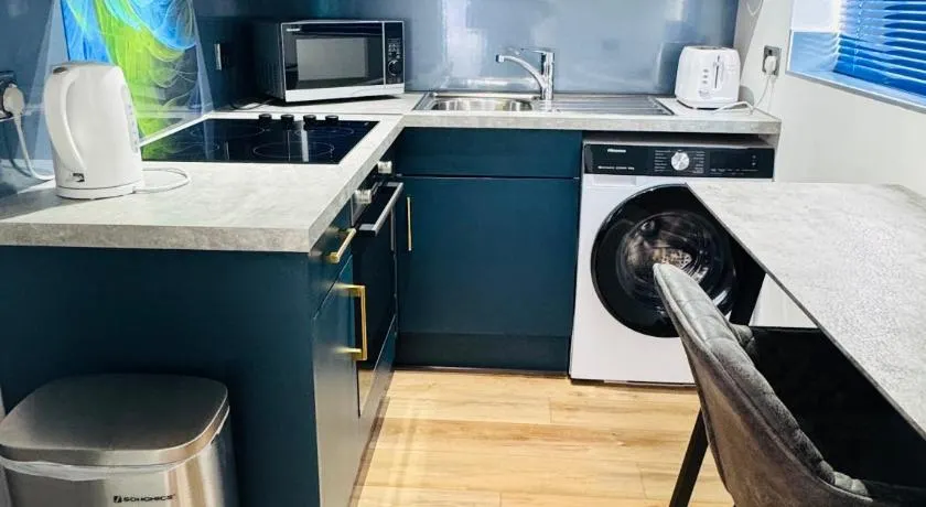 EVELYN - KENILWORTH STUDIO FLAT 30m2 - PRIVATE PARKING - Image 1