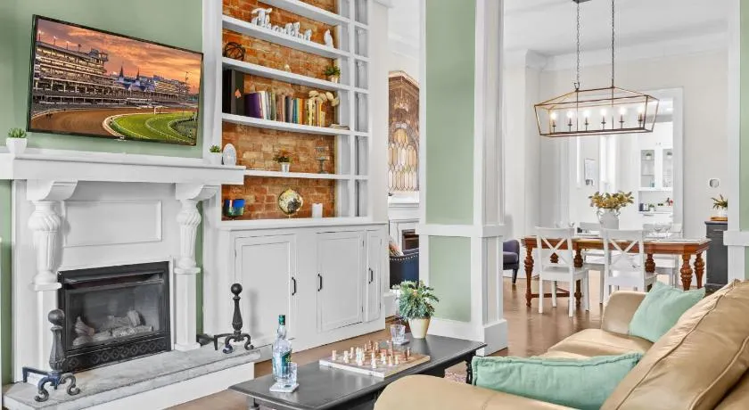 Elegant Manor w Private Yard & Modern Amenities - Image 1