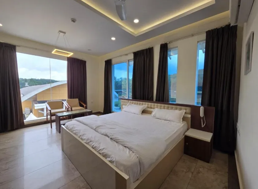 PetRose Business Hotel - Image 1