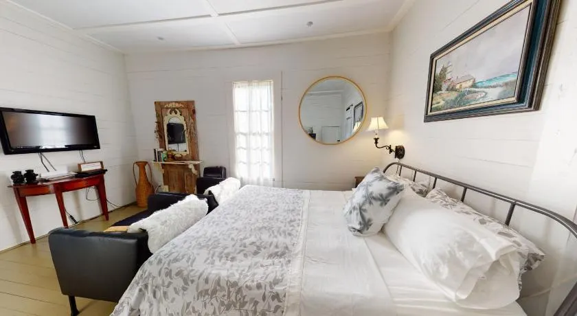 FARMHOUSE INN private apartments - Image 1
