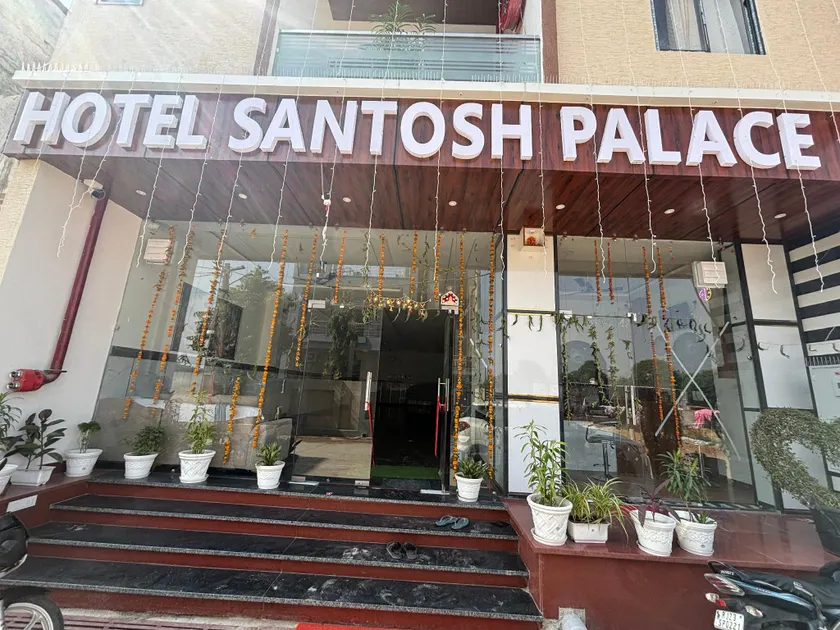 Hotel Santosh Palace - Image 1