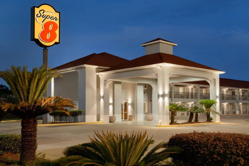 Super 8 by Wyndham Lake Charles Northeast - Image 1