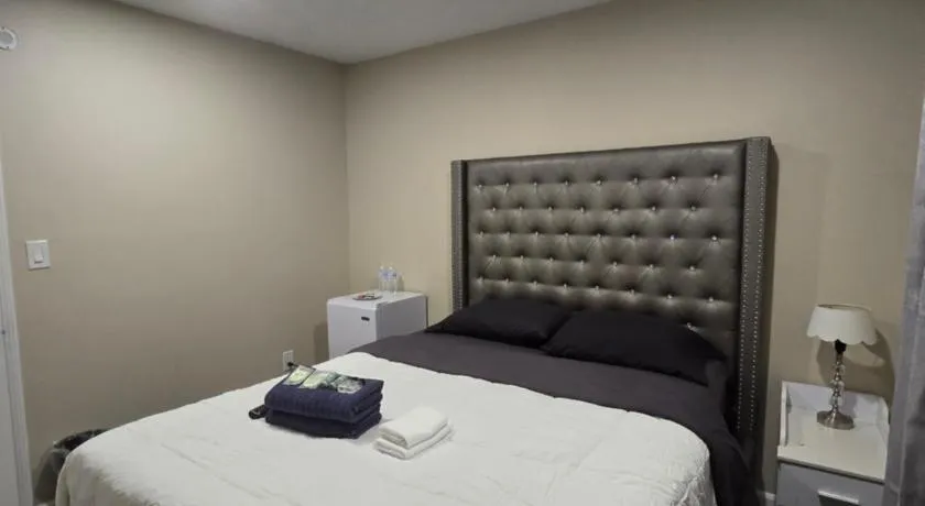 Private Queen Room Guesthouse near Stone Mountain - Image 1