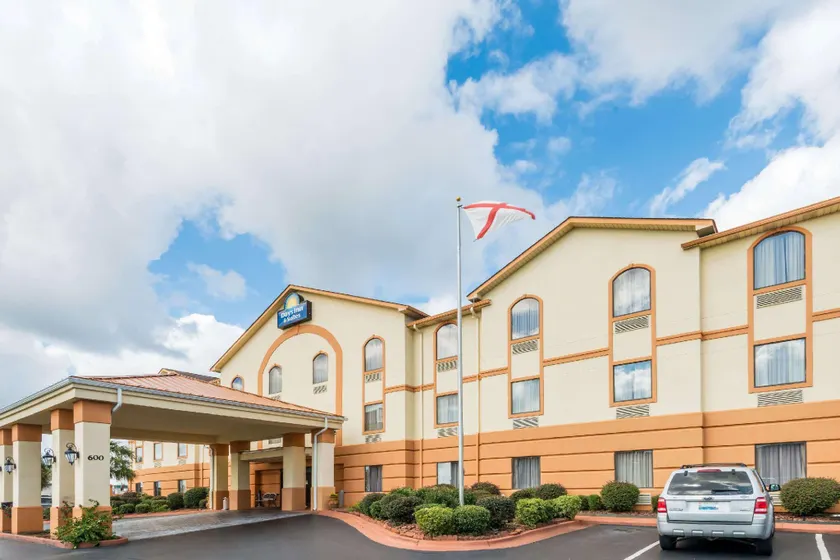Days Inn & Suites by Wyndham Prattville-Montgomery - Image 1