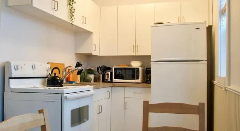 Cozy Studio Perfect for Business Travelers Downtown - Image 1