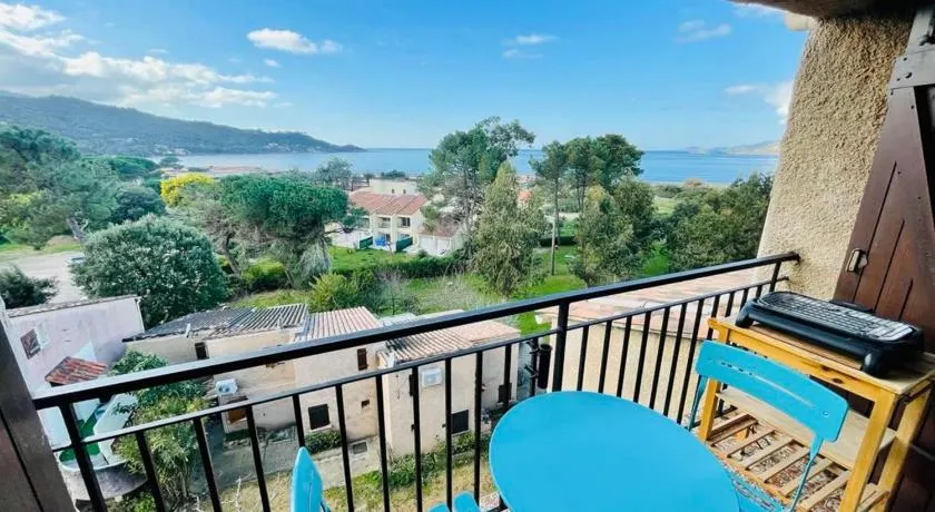 Bright apartment with terrace near the beach - Image 1