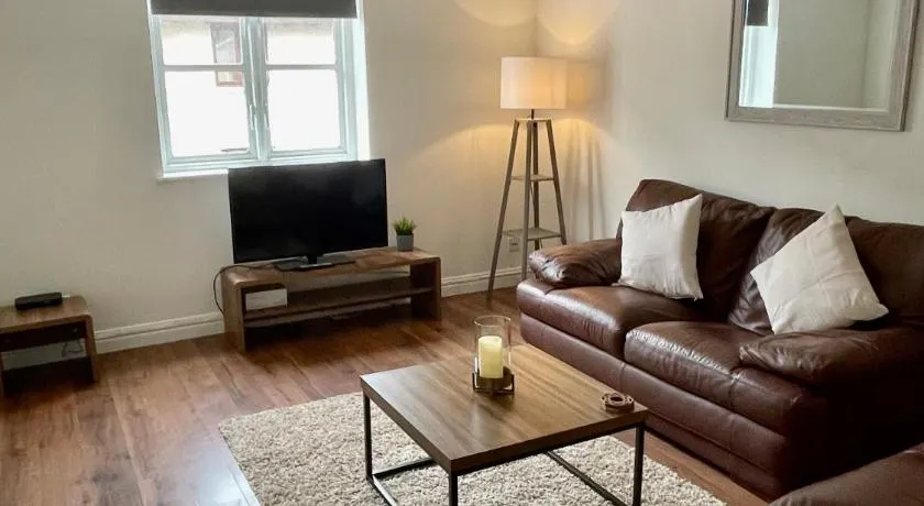 Modern 2 bedroom apartment near Glasgow Airport - Image 1