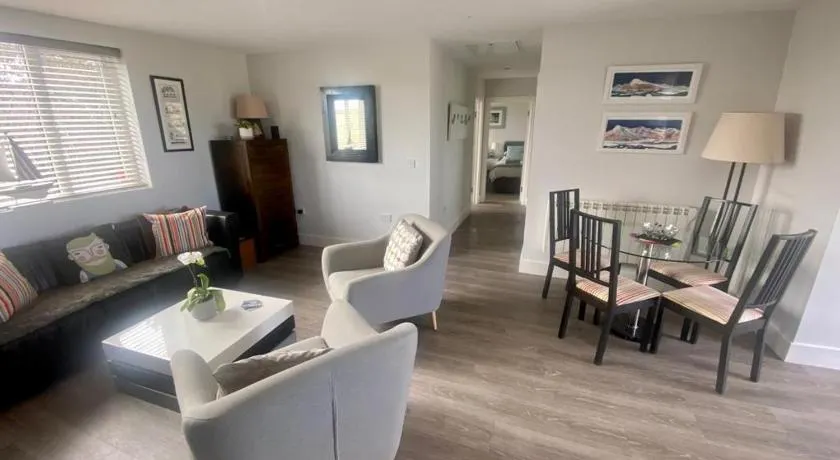 2 Bedroom cottage sleeps 4 with Hot-tub, & shared Pool use - Image 1