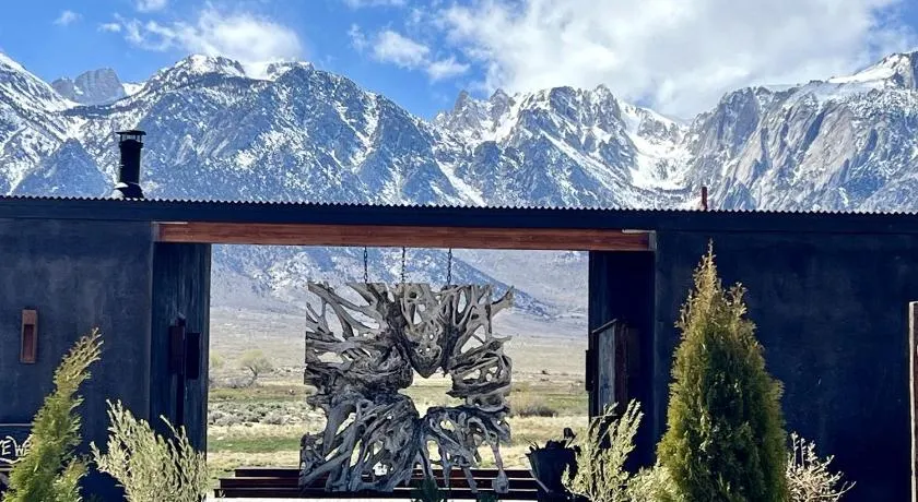 Luxury Design Rental with Breathtaking Mountain Views in Lone Pine, California - Image 1