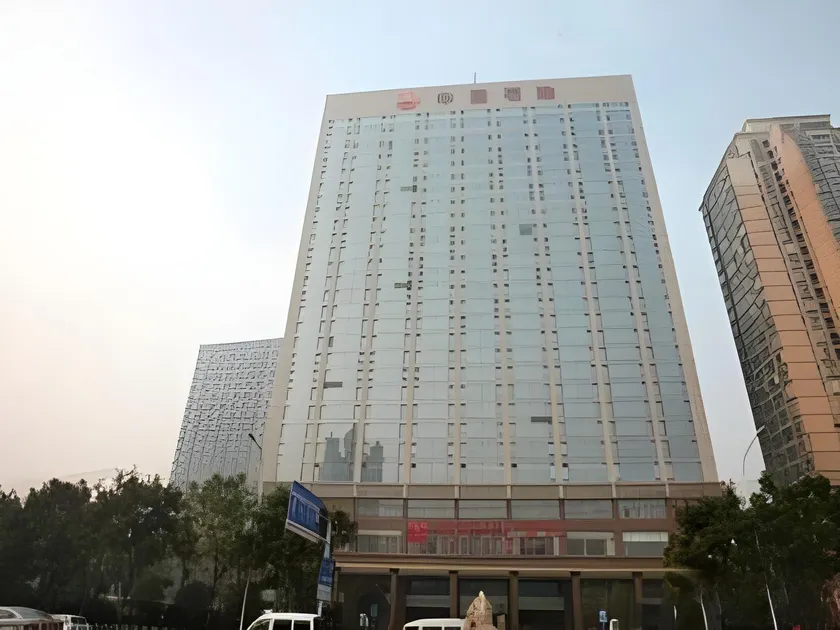 Wuhan Soluxe Hotel - Image 1