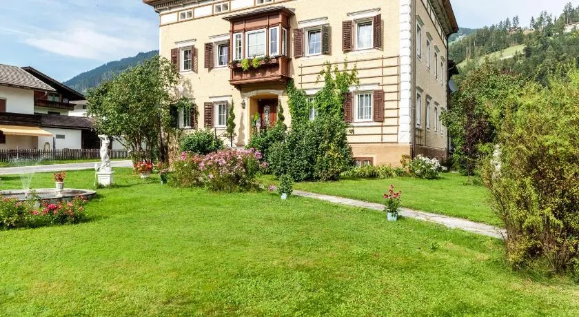 Apartamento 'Villa Stumm' com vista para a montanha, terraço partilhado e acesso Wi-Fi - Image 1