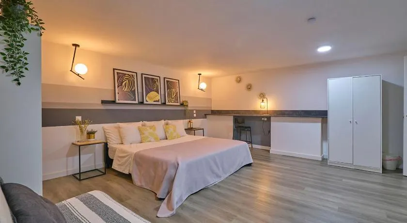 Alojamientos céntricos con bañera jacuzzi hidromasaje romántico - Image 1