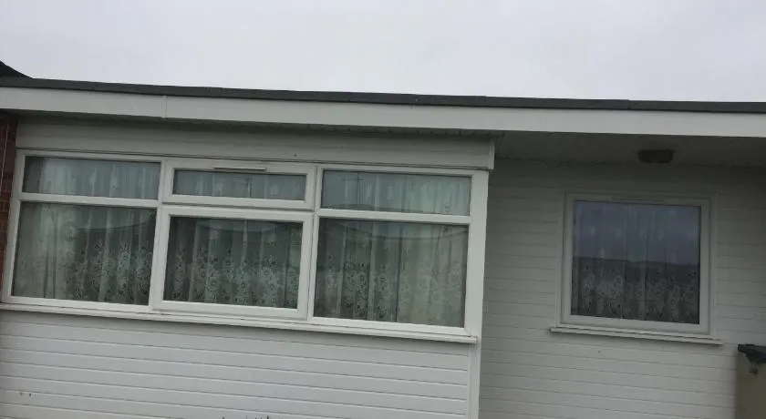 2 bed dog friendly chalet on sunbeach Scratby - Image 1