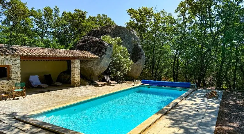 Mas à Gordes avec piscine et vue incroyable à 800 m du village - Image 1