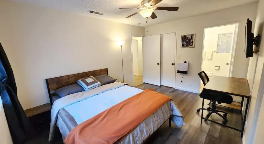 Private, Spacious, 4x Queen, 300 MBPS Internet with Backyard! - Image 1