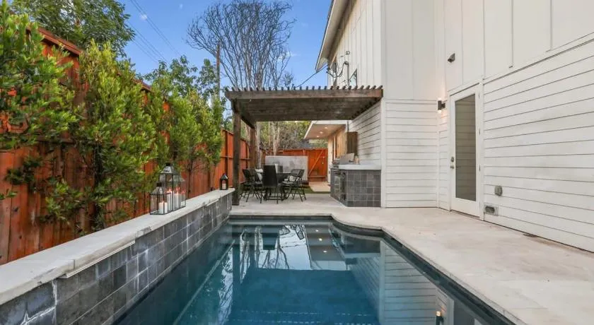 Luxury Modern Comfort with Private Heated Pool - Image 1