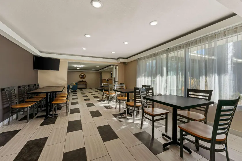 Econo Lodge Rockford Casino Area - Image 1