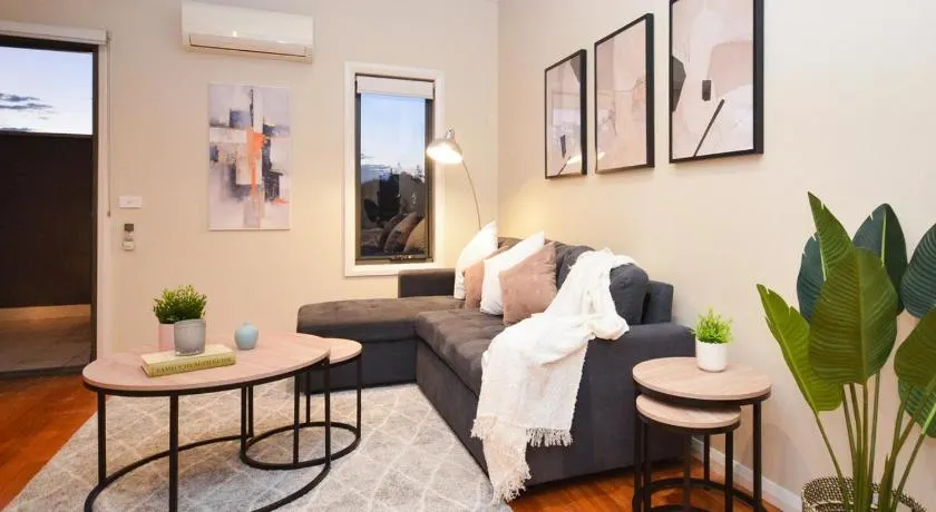 Luxury Townhouse Stay - Image 1