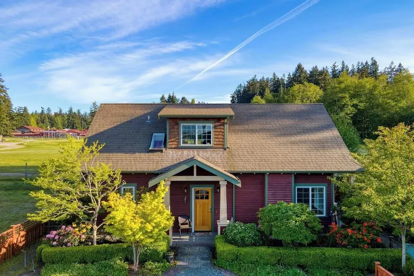 Sunny Backyard, Fireplace, Coastal Access in Peaceful Neighborhood Near Shopping - Image 1
