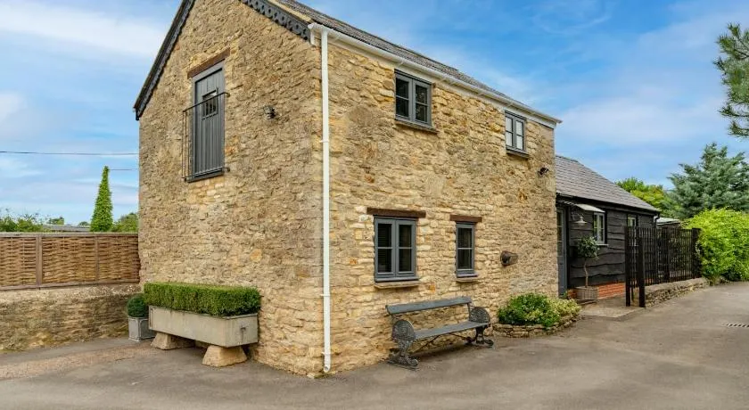 Buff Lodge - Image 1
