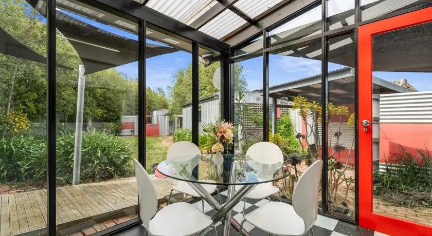 Greenview Bungalow - Sunlit Stay near Sovereign Hill - Image 1