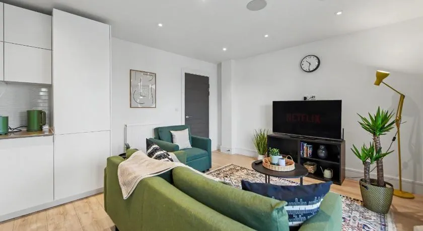 Wembley Stadium Views, Luxe 3BR, 2 min from Underground - Image 1