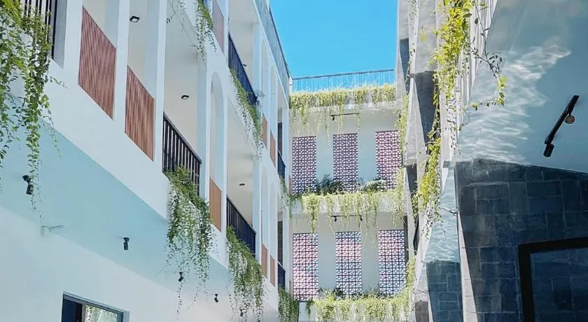 Bông Villa Hotel & Apartment - Image 1
