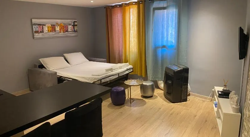 STUDIO VIEILLE VILLE - Image 1