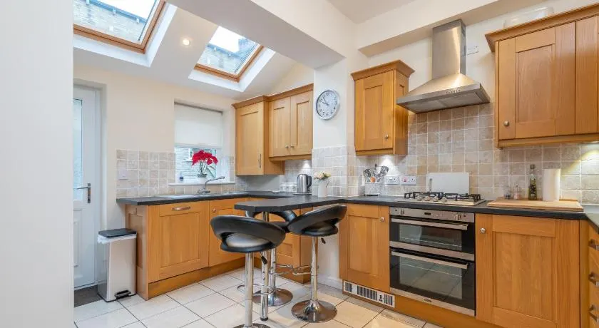 Sleeps 5 - 3 Bedrooms - walk to the square hosted Happy Valley cast - Image 1