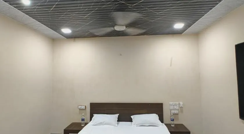 Hotel Poonam Lodge - Image 1
