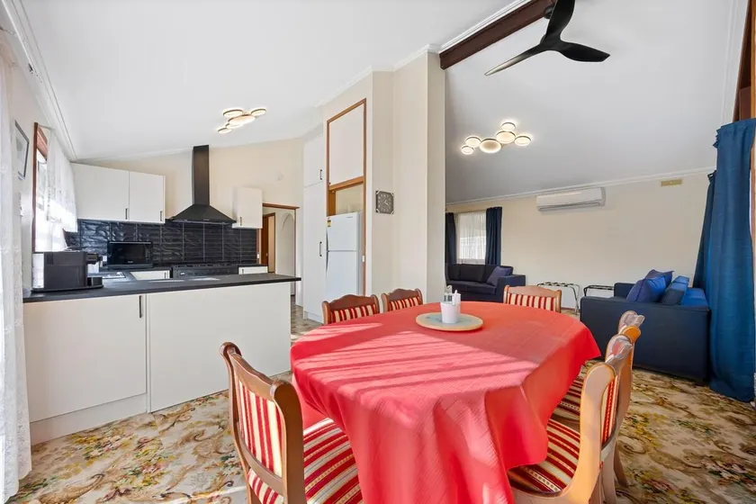Enjoy a unique boutique space in a great location - Image 1
