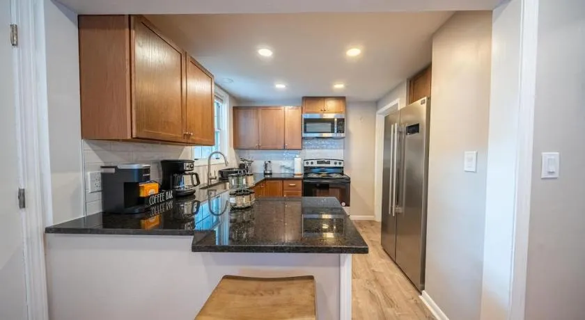 Newly Renovated Townhouse on a Tranquil Street - Image 1