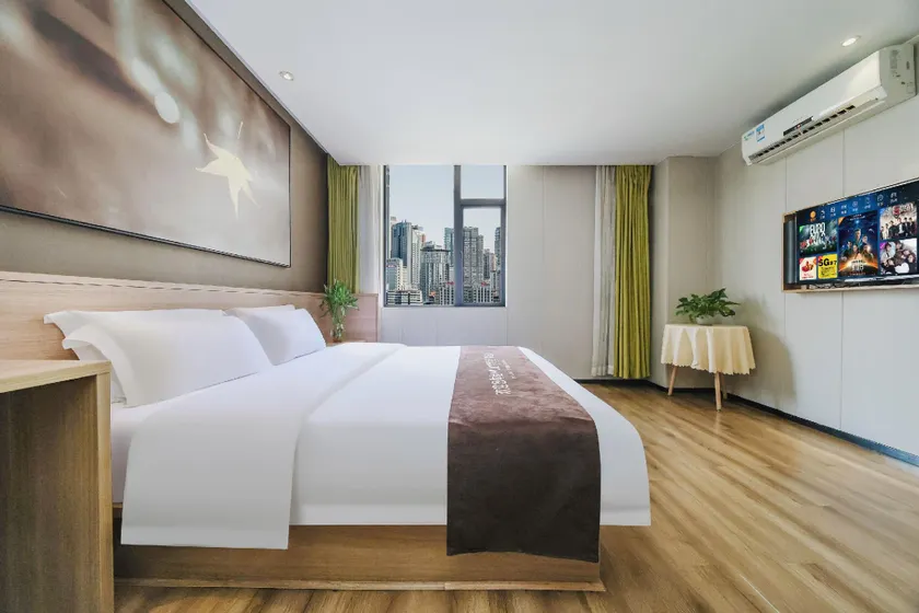 IU Hotel Chengdu Jianyang Xiongzhou Plaza - Image 1
