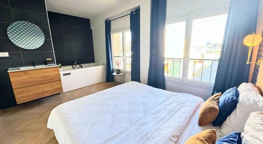 L'Escale Appartements et Suites en bord de Mer - Image 1