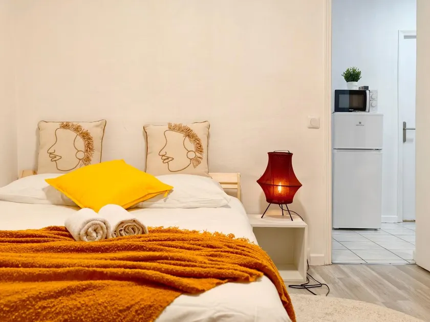 35m2 Marais 2BR Apartment near Pompidou and Metro - Image 1